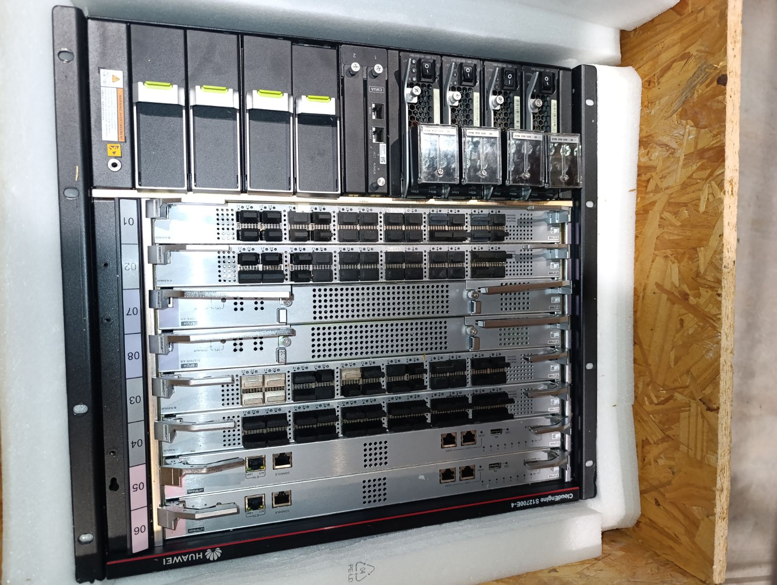 Switch Core Huawei S12700E-4 vista lateral com chassis aberto e módulos internos - Seminovo Outlet
