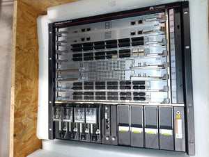 Switch Core Huawei S12700E-4 vista lateral com chassis aberto e módulos internos - Seminovo Outlet
